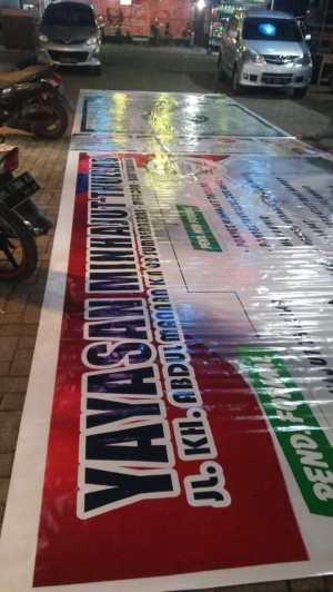 JASA CETAK SPANDUK,BANNER,STIKER,UMBUL UMBUL,BALIHO,NEON BOX BANYUWANGI