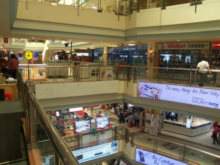 Jam mall berapa tutup ambassador ITC KUNINGAN